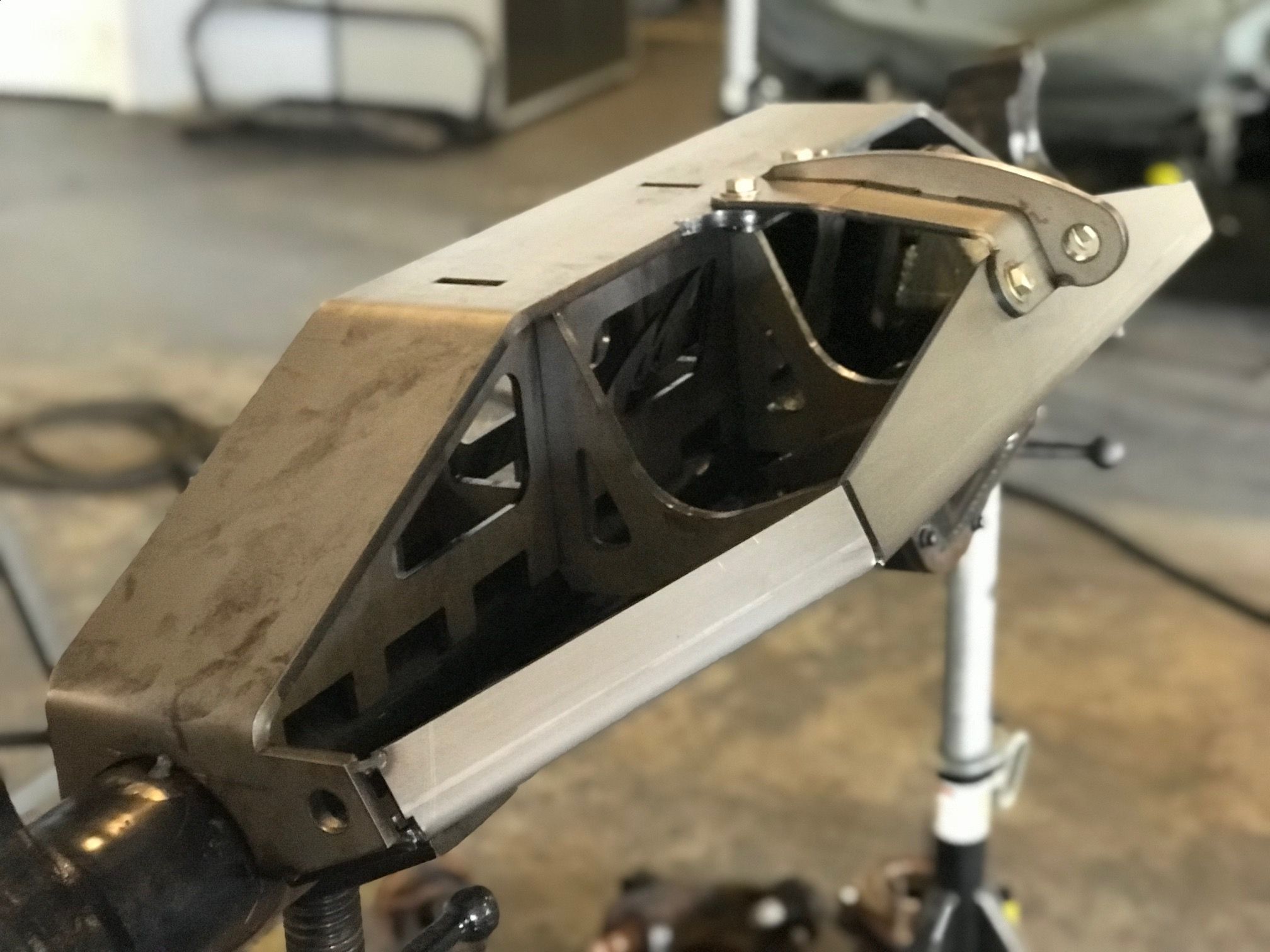 F-250/F-350 Super Duty Dana 60 Axle Truss and Steering Mount 05